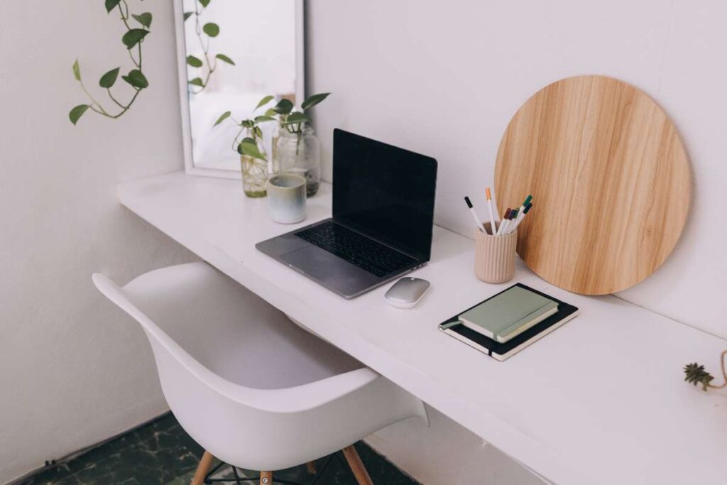 minimalistic home desk